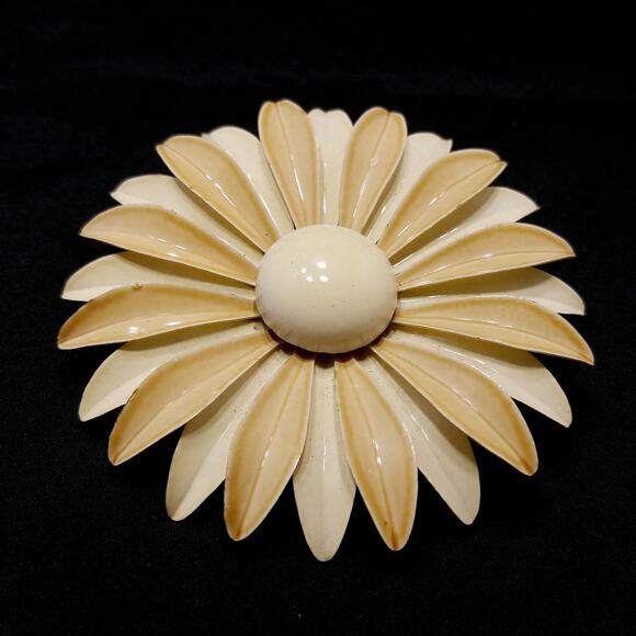 1960s Beige Enamel Flower Brooch White Metal Large Daisy Retro Mod Vintage - Picture 2 of 10